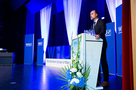 Clemens Hoch, Minister für Wissenschaft und Gesundheit des Landes Rheinland-Pfalz, war Festredner bei der Masterfeier.